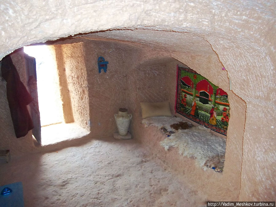 Внутри пещеры троглодита Матмата, Тунис