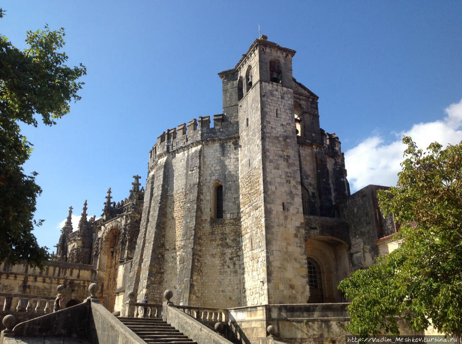 Монастырь ордена Христа в Томаре (порт. Convento de Cristo) — главный замок португальских тамплиеров и их наследников, ордена Христа. 
Заложен в качестве орденского замка в XII веке, позднее обращен в монастырь. Томар, Португалия