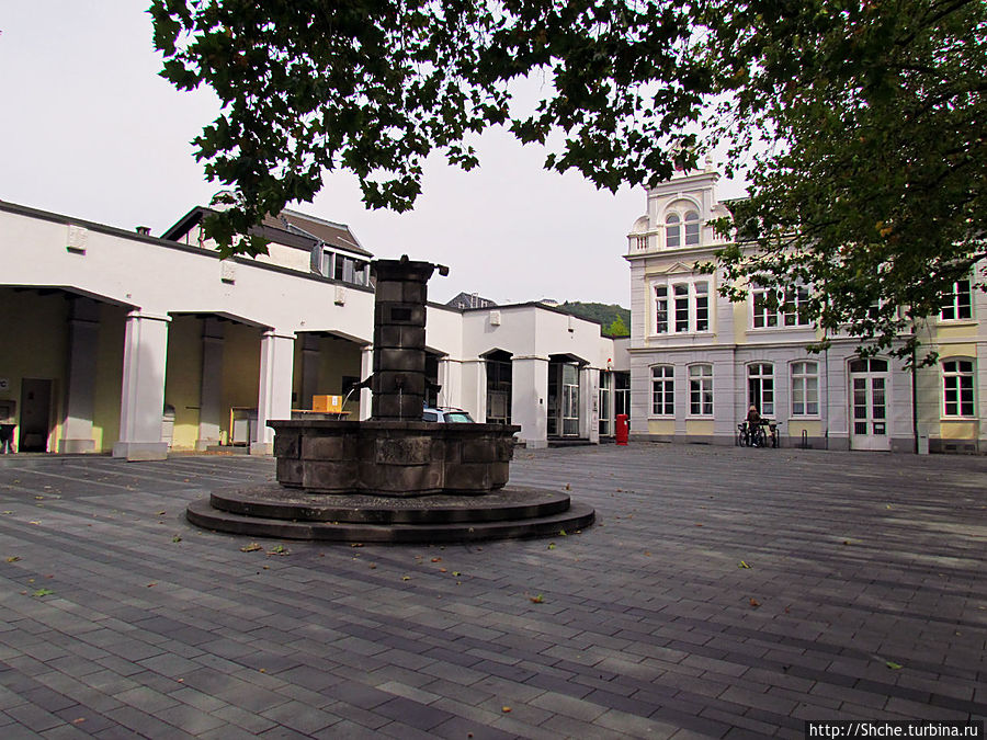 сразу же повстречалась ратушная площадь сразу же повстречалась ратушная площадь