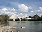 Весь транпорт, везущий туристов в Аспендос, обязательно останавливается возле этого моста. Мост построен сельджуками на месте руин разрушенного римского моста. Очень старый и красивый мост.