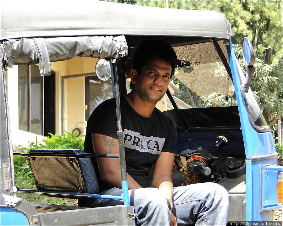 Промакашка по имени Приянкара оказался добродушным и веселым парнем Канди, Шри-Ланка