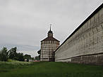Стены монастыря (Новый город), Вологодская башня (1656 г) — первая среди построенных. Обилием декора она более других напоминает укрепления Троице-Сергиева монастыря.