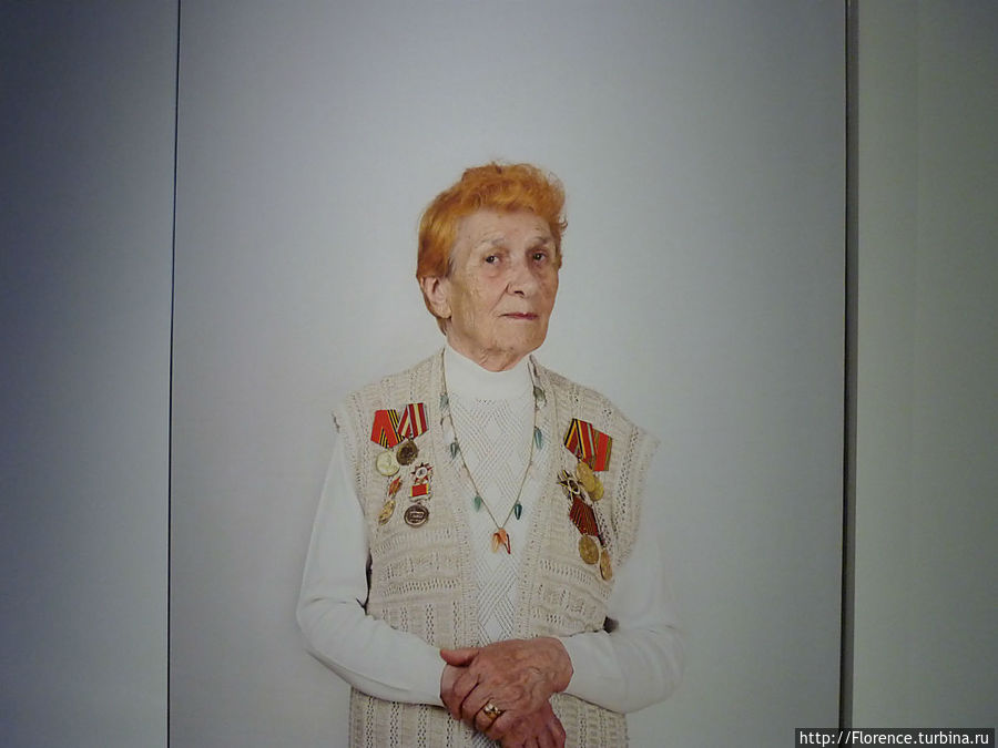 Галерея образов современной еврейской Москвы. Никаких общих типажей ни по лице, ни по стилю одежды и облика не отмечается. Большинство — не несет ничего специфического. Просто люди. Из тех, что встретив на улице, окинешь беглым взглядом и забудешь. А жаль. Галерея образов современной еврейской Москвы. Никаких общих типажей ни по лице, ни по стилю одежды и облика не отмечается. Большинство — не несет ничего специфического. Просто люди. Из тех, что встретив на улице, окинешь беглым взглядом и забудешь. А жаль.