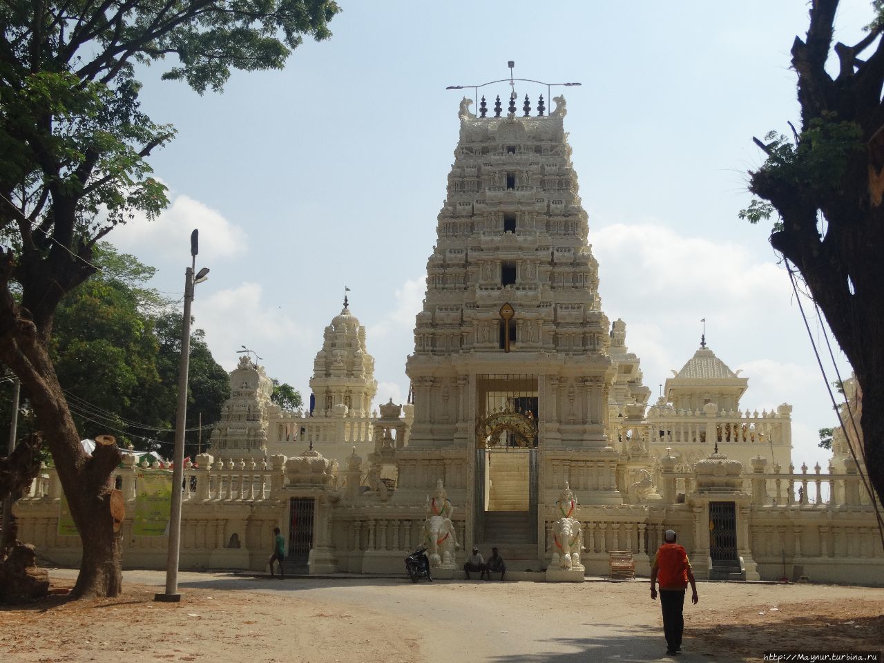 Новенький  чуть  недостроенный индуисткий храм. Моулмейн, Мьянма