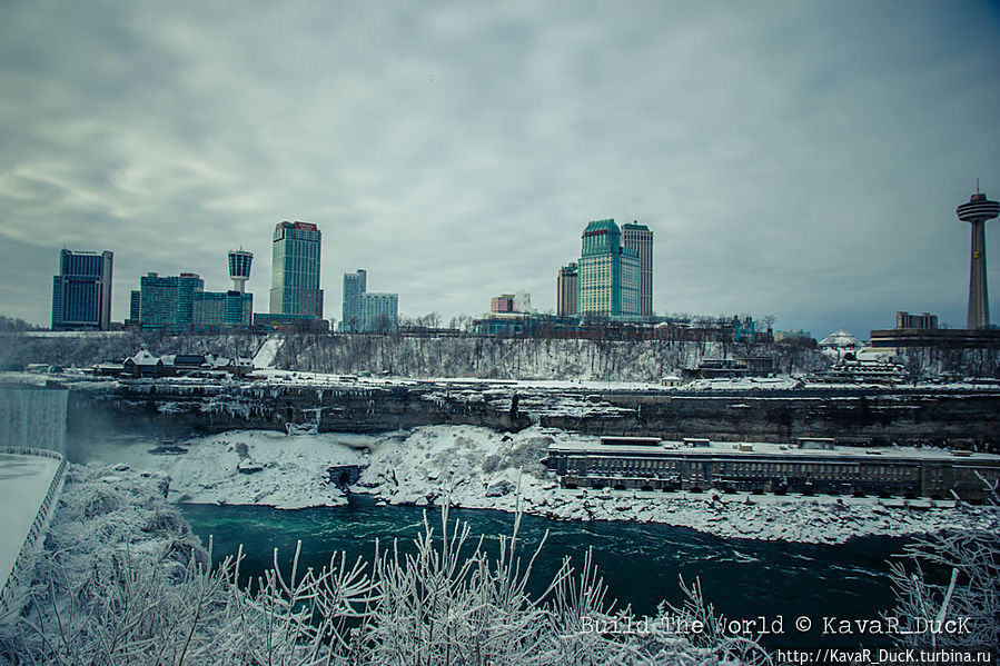 По ту сторону — Канада.
Старое здание — постройка Николы Теслы По ту сторону — Канада.
Старое здание — постройка Николы Теслы