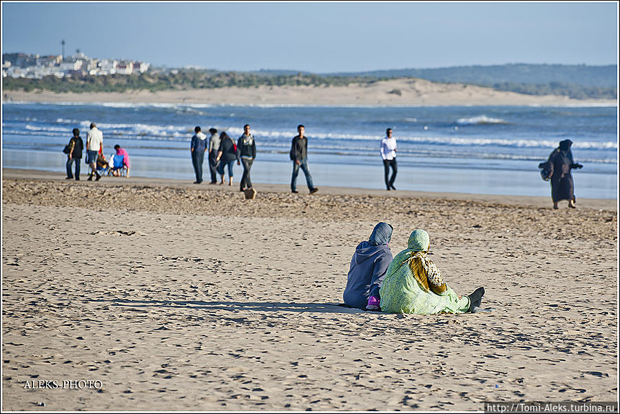 Взрослые — просто сидят и смотрят на океан...
* Эссуэйра, Марокко
