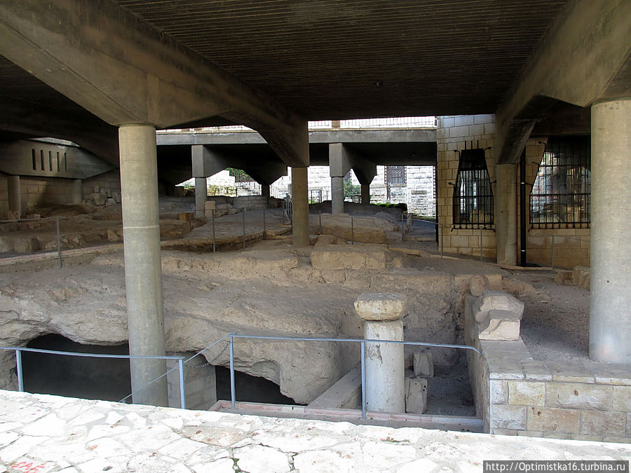 Раскопки древнего поселения Назарета и археологические экспонаты. Назарет, Израиль