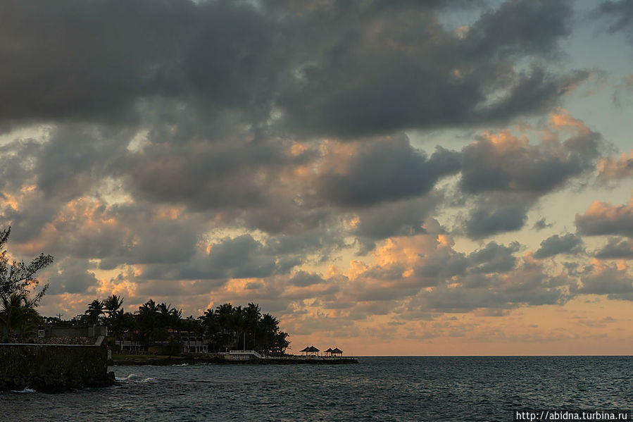Рассвет на пляже курорта Очо Риос Очо-Риос, Ямайка