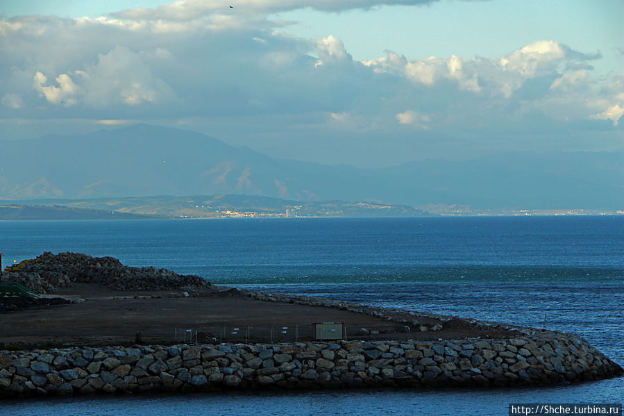 побережье Испании слева на севере Гибралтар