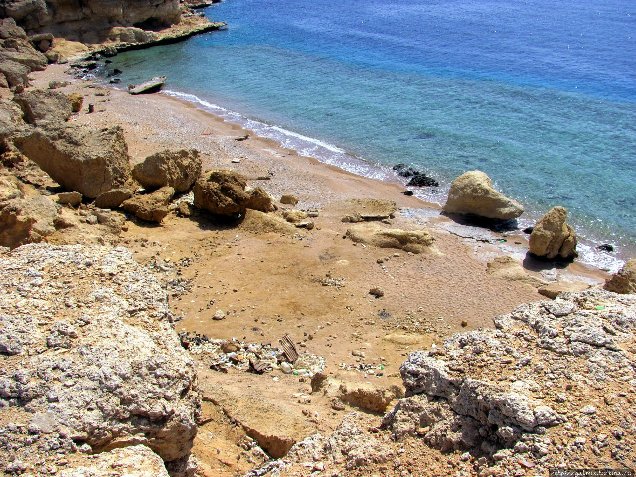 И даже пляжик приятный  с песочком нашла, обойдя бывшую военную базу. Шарм-Эль-Шейх, Египет