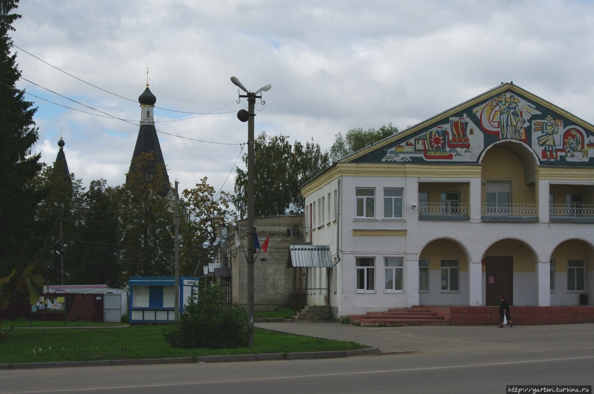 Здесь же на площади находится Дом культуры, администрация и памятник В.И.Ленину. Красное-на-Волге, Россия