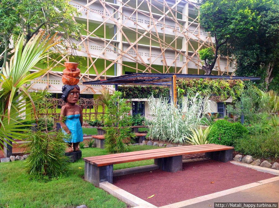 В школьном дворе Сен-Дени, Реюньон В школьном дворе Сен-Дени, Реюньон