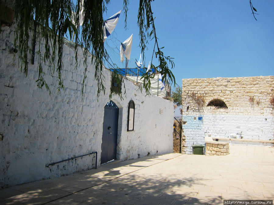 Все, что можно, покрашено в голубой цвет Цфат, Израиль Все, что можно, покрашено в голубой цвет Цфат, Израиль