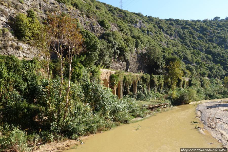 Собачья река и акведук вдоль нее Ливан