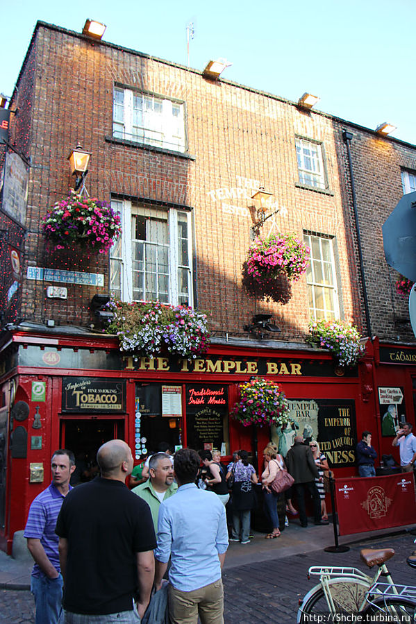 Собственно  Temple bar, именем которого назван весь район Дублин, Ирландия