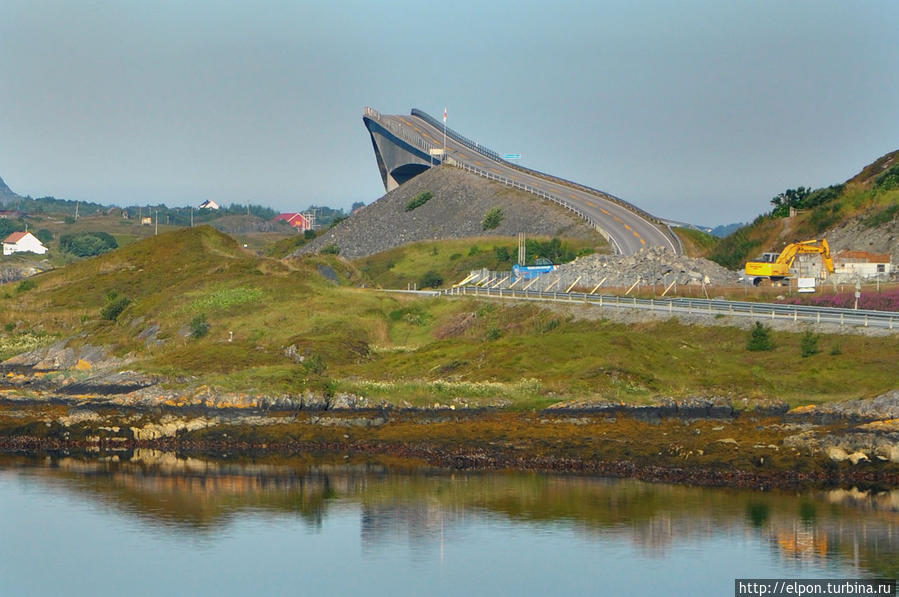 Атлантическая дорога Atlantic Road – 8-ми километровый участок шоссе между Мольде и Кристиансундом, открытый в 1989 году. Соединяет мостами группу островов в Северном море. Вид на горбатый мост, ставший визитной карточкой дороги. При подъезде к нему создается впечатление, что мост обрывается в верхней точке. Норвегия