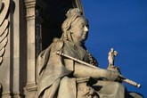 Памятник Королеве Виктории перед Букингемским Дворцом в Лондоне. Фото из интернета