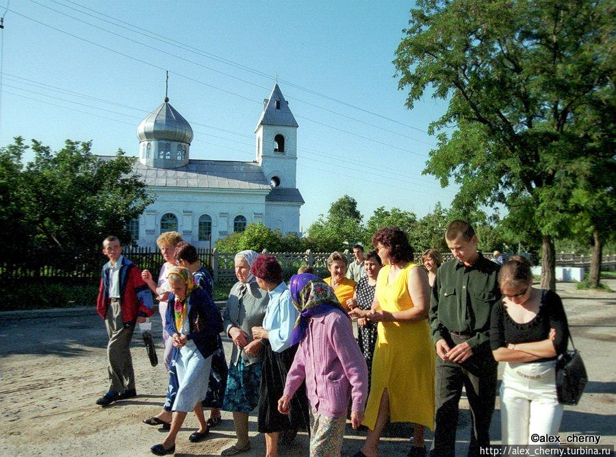 местные шведы идут в церковь к службе Херсон, Украина