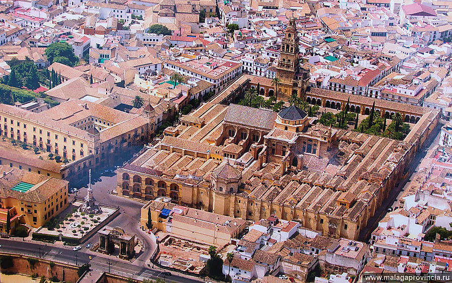 вид сверху. на этой фотографии ясно видно, почему невозможно сделать фото №2 всего фасада целиком Кордова, Испания