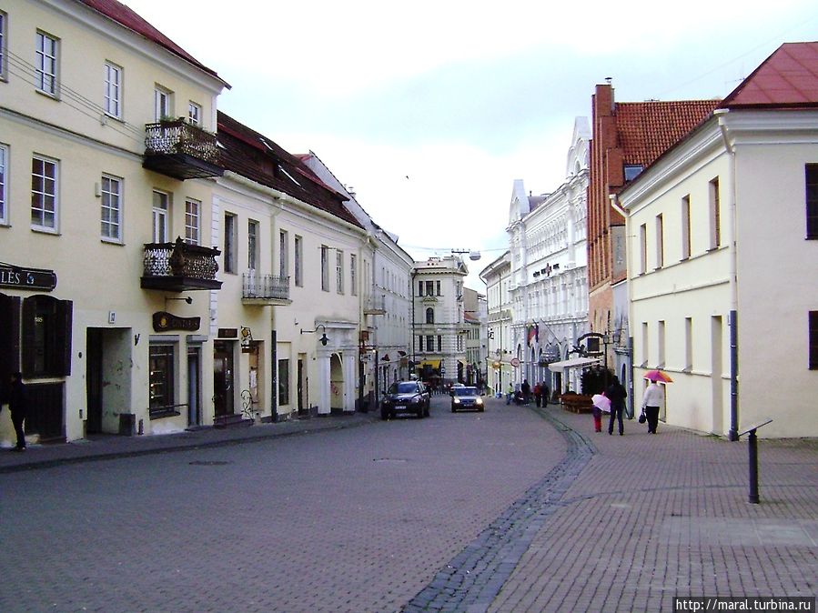 Улица Аушрос Варту (Aušros Vartų) ведёт от Ворот Зари вглубь Старого города Вильнюс, Литва