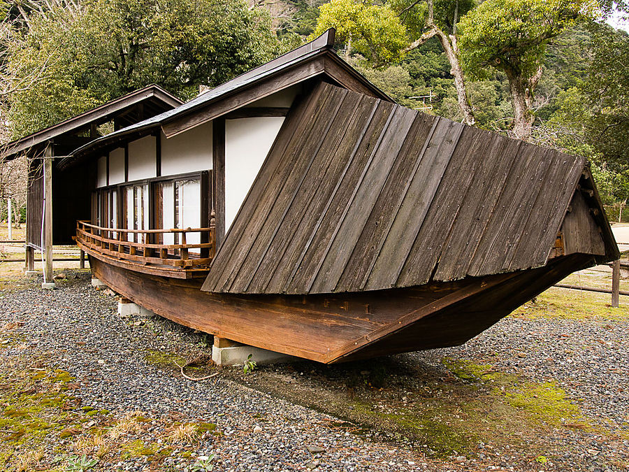 Эта посудина установлено прямо у входа в парк. Назначение посудины неизвестно (лень было читать табличку). Эта посудина установлено прямо у входа в парк. Назначение посудины неизвестно (лень было читать табличку).