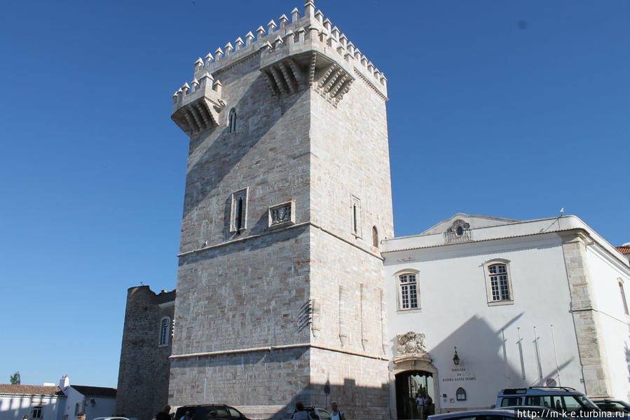 Башня трех корон Эштремош, Португалия