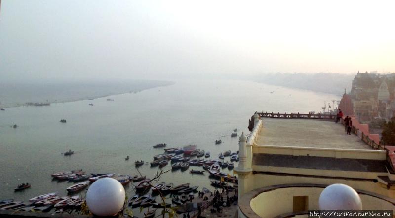 Вид на на верхнее русло реки Ганга Варанаси, Индия