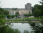 С верхней точки плотины взгляд на Октябрьский проспект.