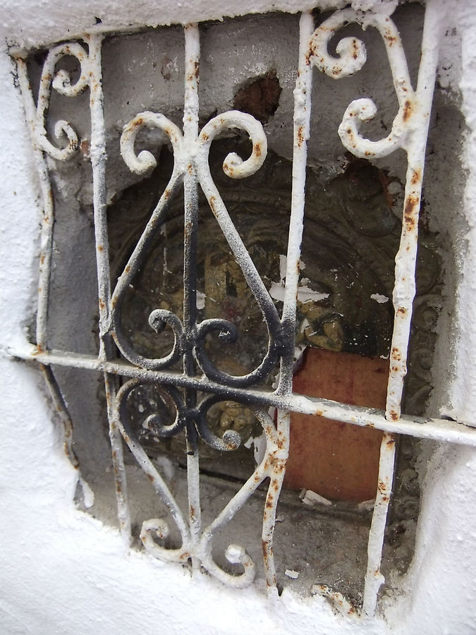 Марбейя. Эта уличная часовенка была скрыта под плющом. И стекла уже нет и уже всё рассыпалось от старости. Испания