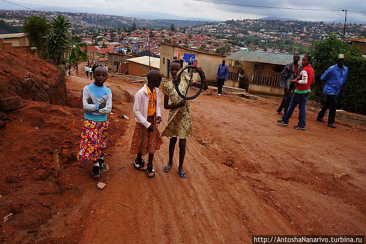 Шел по улице Музунгу Кигали, Руанда