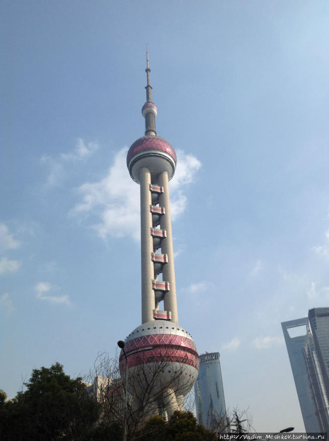 Телебашня «Восточная жемчужина» — третья по высоте в Азии (высота 468 метров), пятая по высоте телебашня в мире, главная достопримечательность района Пудун в Шанхае. Сфера, венчающая башню, имеет диаметр 45 метров и находится на высоте 263 метра над землёй. Шанхай, Китай