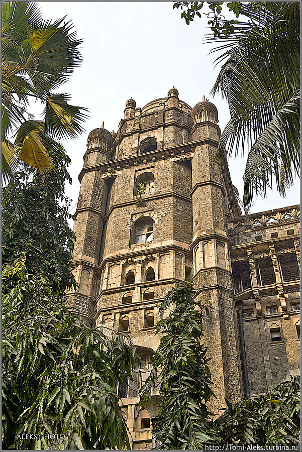 Сначала вы видите такие серьезные архитектурные формы, похожие на крепость. Мотив фортов — в Индии встречается повсеместно...
* Сначала вы видите такие серьезные архитектурные формы, похожие на крепость. Мотив фортов — в Индии встречается повсеместно...
*