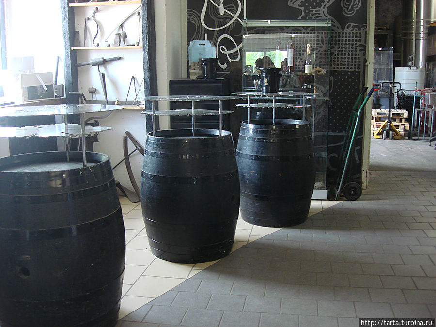 Интерьер зала дегустаций и продаж винодельни Интерьер зала дегустаций и продаж винодельни