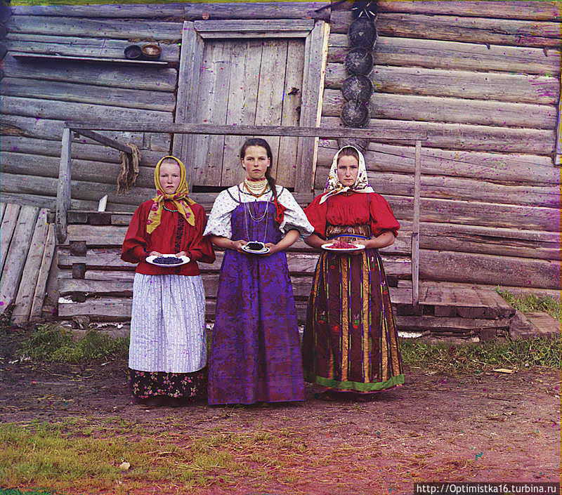 1909. Крестьянские девушки с ягодами. Новгородская губерния Россия