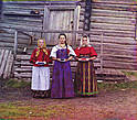 1909. Крестьянские девушки с ягодами. Новгородская губерния