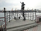 Памятник Жене Моряка в Морпорту