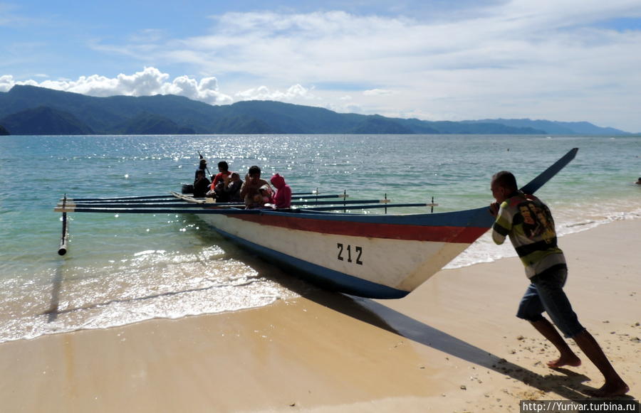 Такой лодке не страшна большая волна Джайпура, Индонезия