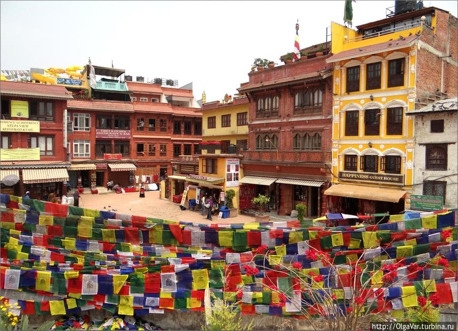 Атмосфера вокруг ступы настолько благодушная и умиротворяющая, что даешься диву. А всему «виной» гирлянды разноцветных флажков со священными мантрами, способными распугать самых злых духов Катманду, Непал