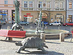 Традиция Оломоуца по постройке фонтанов продолжилась в 2002 году, когда на Верхней площади появился седьмой фонтан с черепахами и дельфином.