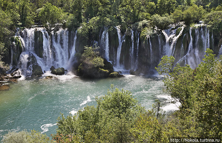 Жаркий день у водопада Кравице Федерация Боснии и Герцеговины, Босния и Герцеговина