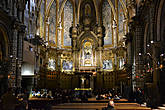 Интерьер собора, над которым трудились художники и скульпторы XIX и XX в.в., — сплав нескольких стилей с преобладанием модернизма. В 1881 году папа Лев XIII присвоил собору Монсеррата титул малой базилики.