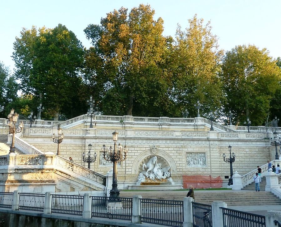 Лестница, ведущая в парк Лестница, ведущая в парк