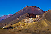 Вдалеке виднеется самый высокий вулкан парка Руапеху, еще покрытый местами снегом, 