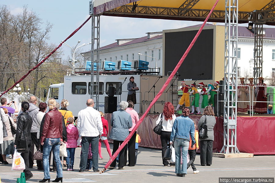 Здесь же по выходным и праздникам проводятся и небольшие концерты — выступления детских групп Витебск, Беларусь
