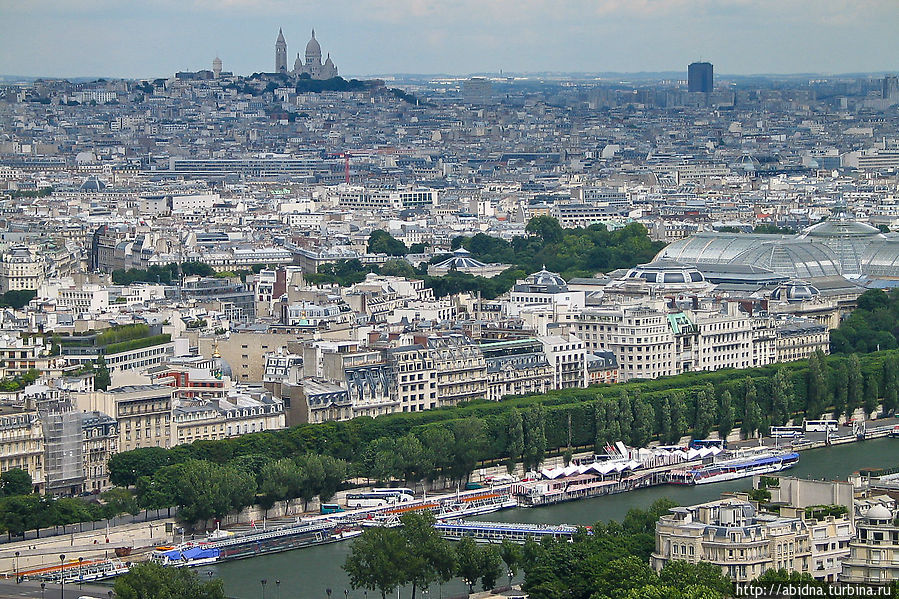 На заднем плане — Монмартр Париж, Франция