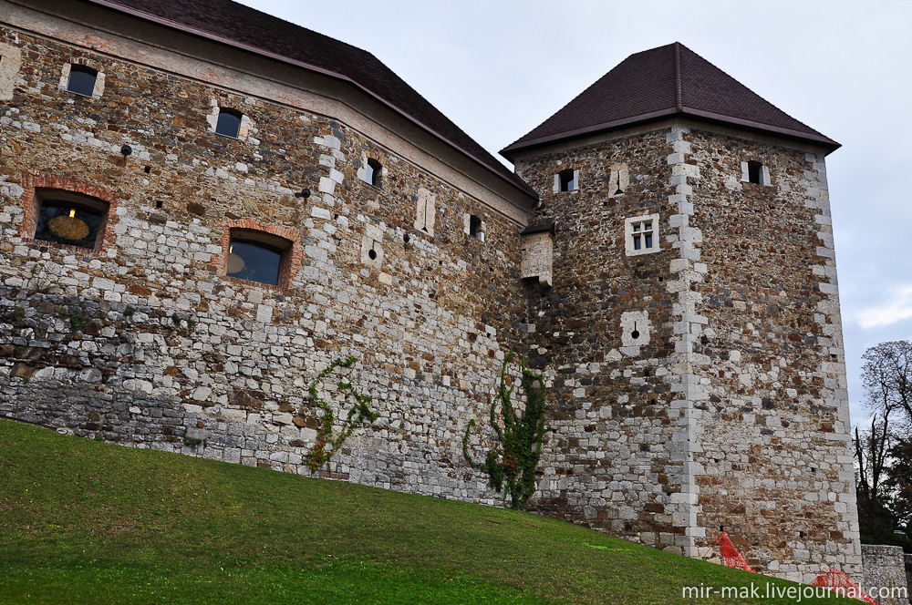 Замок на этом месте возник еще в 12-ом веке. С тех пор несколько раз был полностью разрушен, и заново отстроен. Любляна, Словения
