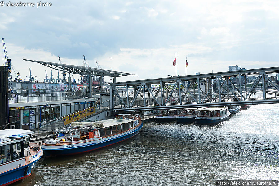 отсюда отправляются не только пргулочные кораблики , но и  ферри -регулярные маршруты Гамбург, Германия