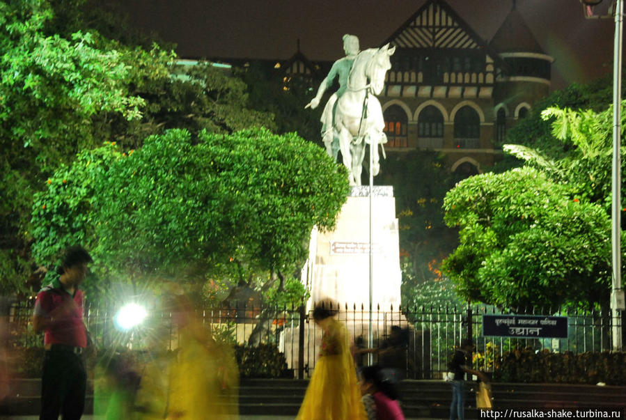 Символ города Мумбаи днем и ночью Мумбаи, Индия