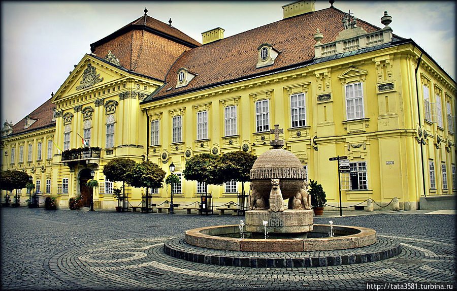 Епископский дворец, созданный в 1800 году в стиле  классицизма. Секешфехервар, Венгрия