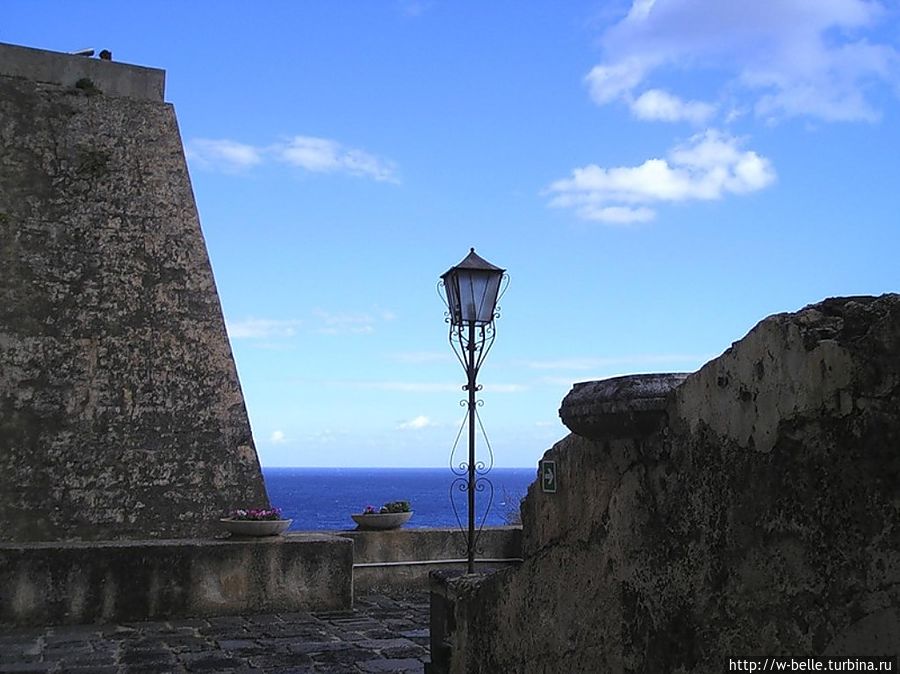 Замок Руффо. Замок Руффо.